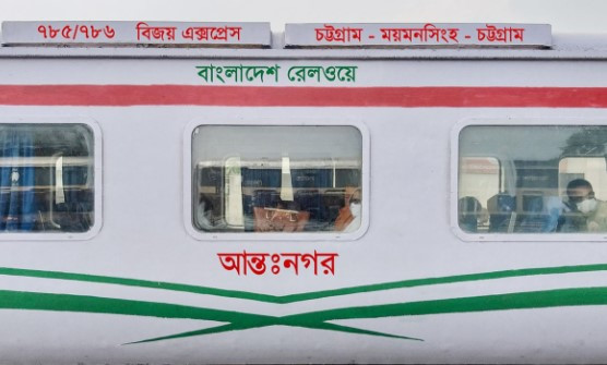 চট্টগ্রামগামী বিজয় এক্সপ্রেস ট্রেনে পাথর নিক্ষেপ, চালক আহত